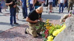 В Днепре почтили память бойцов, погибших в Иловайском котле: фоторепортаж - рис. 18