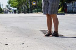 "Слабое звено" Днепра: на улице Янтарной дорогу ремонтируют несколько раз за год - рис. 2
