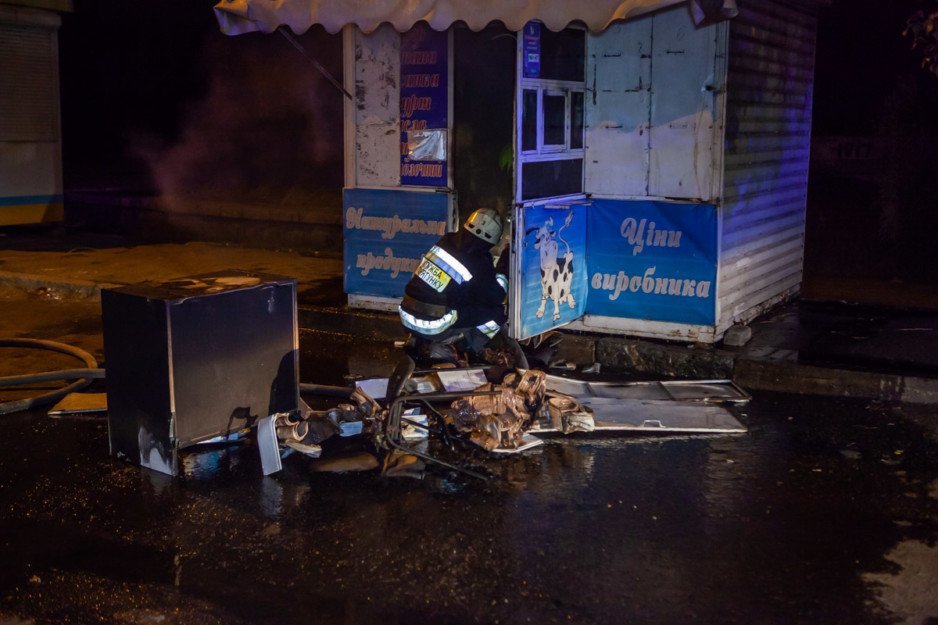 В Днепре на улице Каруны сгорел киоск - рис. 2