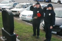 В Днепре полицейские возложили цветы к памятнику погибших товарищей - рис. 3