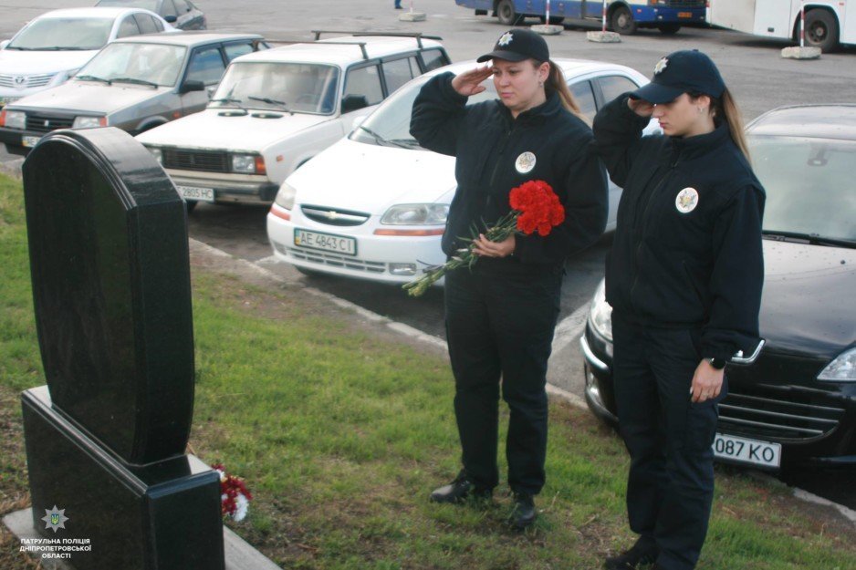 В Днепре полицейские возложили цветы к памятнику погибших товарищей - рис. 1