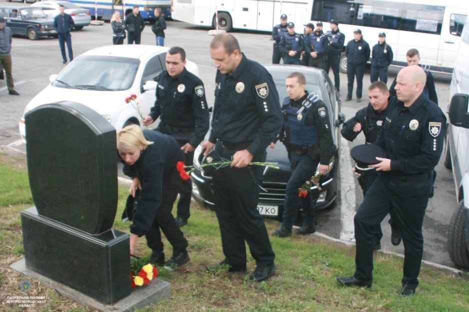 В Днепре полицейские возложили цветы к памятнику погибших товарищей - рис. 2