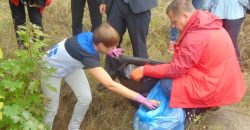 Совместный труд объединяет: мэр Днепра и президент Эстонии убирали мусор возле Шинника - рис. 20
