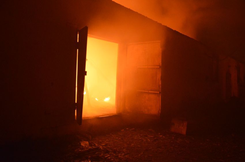 Под Днепром произошел пожар: горел обувной цех - рис. 1