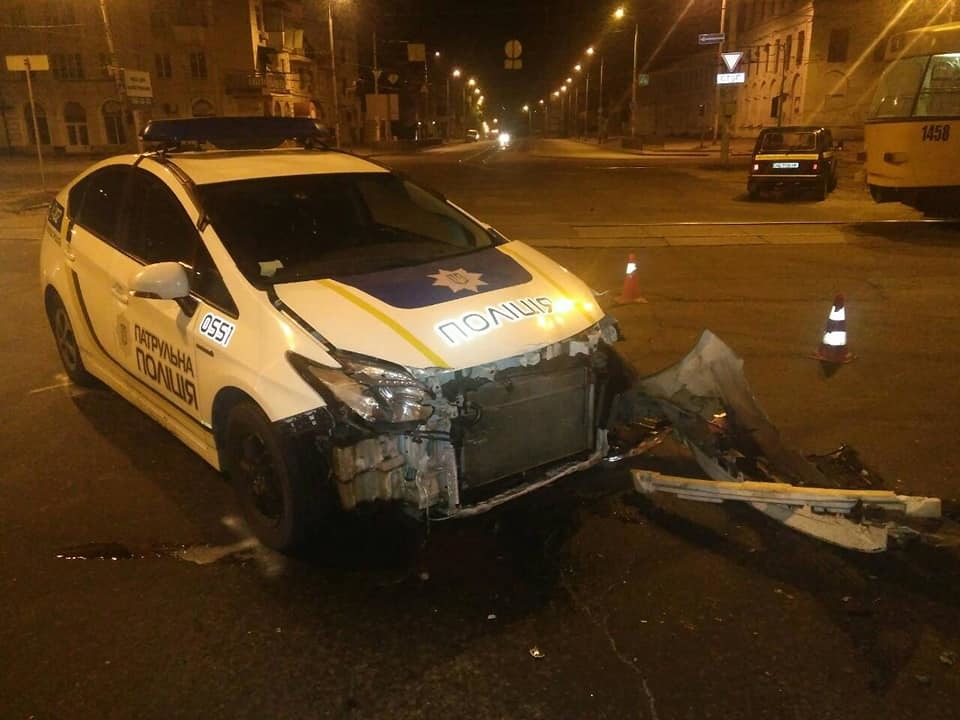 Ночью полицейский автомобиль попал в ДТП - рис. 1