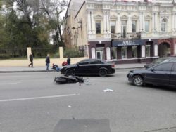 На перекрестке улиц Фабра и Мечникова автомобиль Audi сбил мотоциклиста - рис. 3