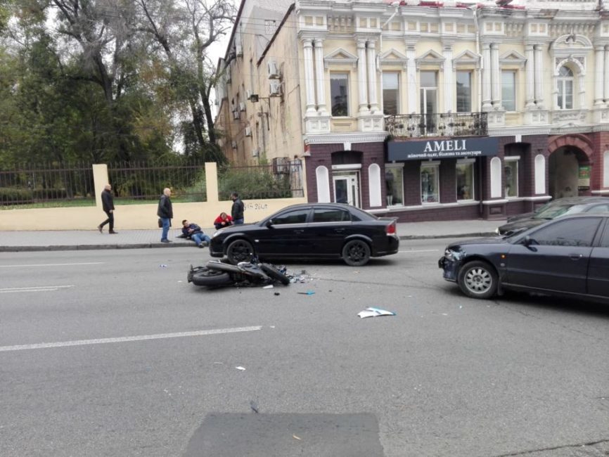 На перекрестке улиц Фабра и Мечникова автомобиль Audi сбил мотоциклиста - рис. 1