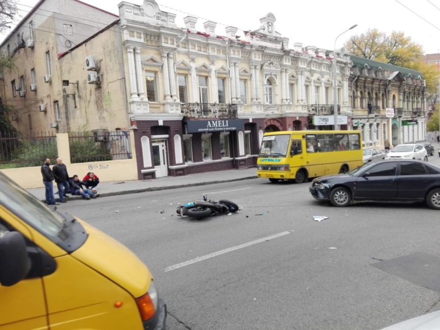 На перекрестке улиц Фабра и Мечникова автомобиль Audi сбил мотоциклиста - рис. 2