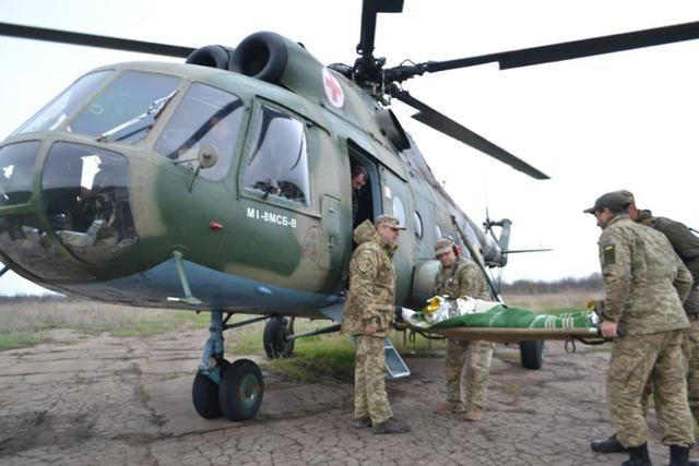Боец, доставленный в Днепр на вертолете, находится в крайне тяжелом состоянии - рис. 1