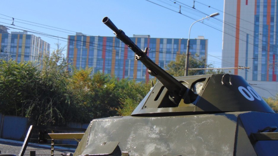 На Фестивальном причале проходит выставка военной техники - рис. 7