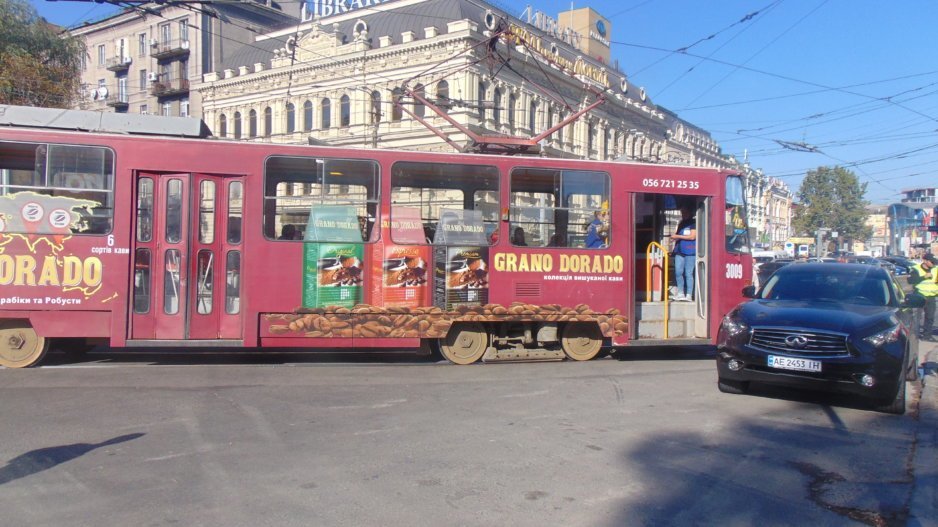 В центре Днепра водитель припарковался на трамвайных путях: образовалась пробка - рис. 3