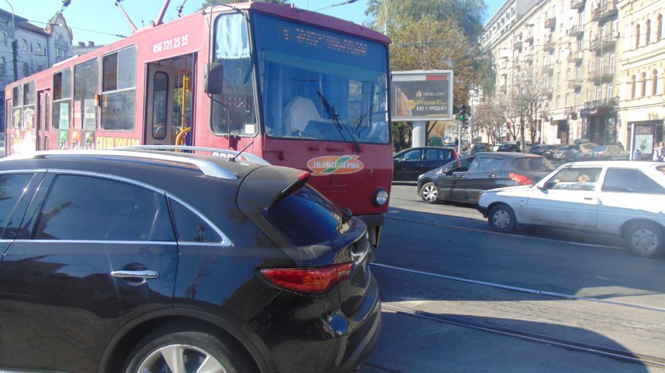 В центре Днепра водитель припарковался на трамвайных путях: образовалась пробка - рис. 1