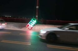 На Новом мосту в Днепре упал светофор и столб - рис. 16