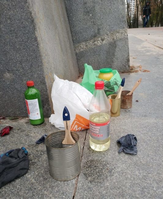 Днепровские активисты очистили расписанный постамент памятника «Танк генерала Пушкина» - рис. 3