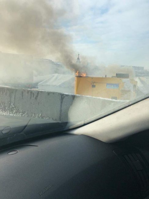 На Новом мосту в Днепре у строителей загорелась техника - рис. 1