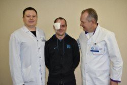 Ему не умирать молодым: в Мечникова спасли бойца АТО, которому осколком выбило глаз - рис. 12