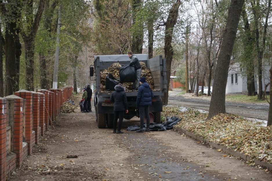 Жители Днепра взялись за свалку в Севастопольском парке - рис. 7