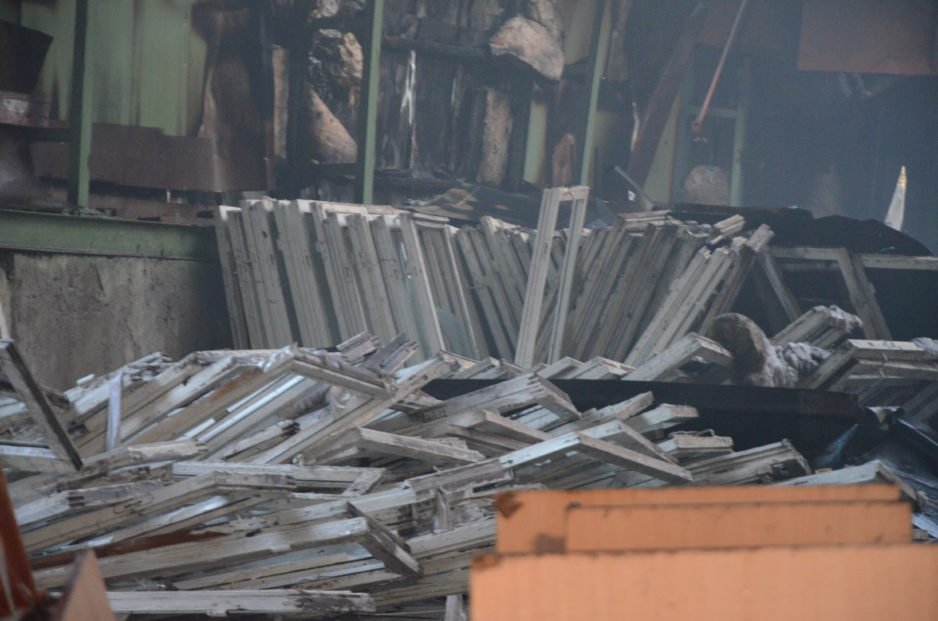 В Днепре подожгли склад на территории детского дома - рис. 3