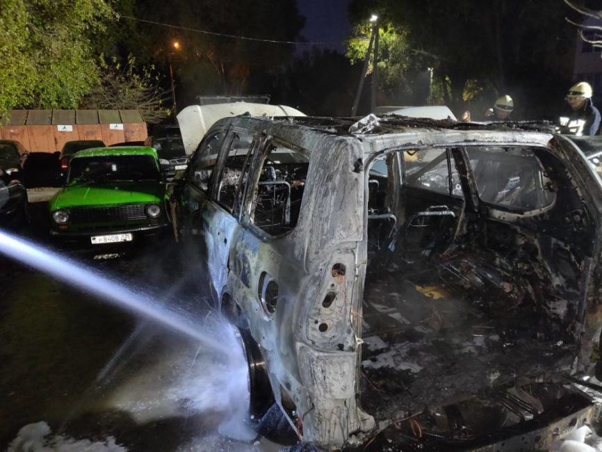 В Днепре спасатели ликвидировали возгорание двух автомобилей - рис. 1