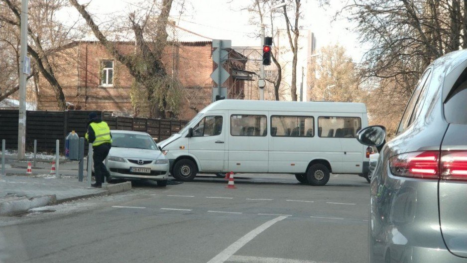 В Днепре столкнулись маршрутное такси и автомобиль Mazda - рис. 1