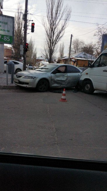 В Днепре столкнулись маршрутное такси и автомобиль Mazda - рис. 2