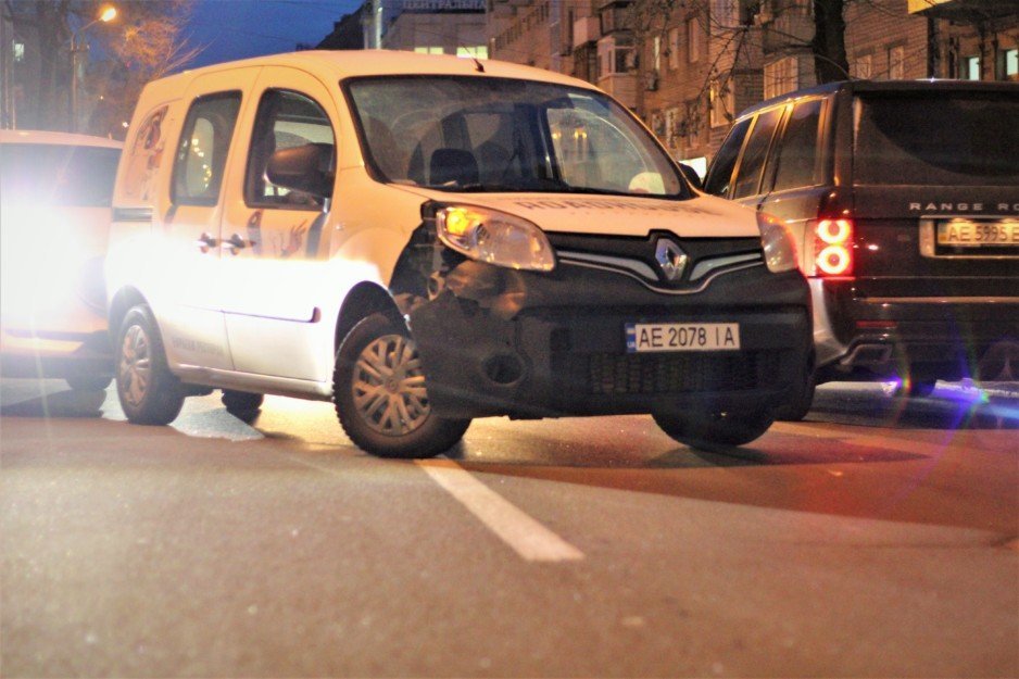 В центре Днепра столкнулись два автомобиля: образовалась пробка - рис. 3