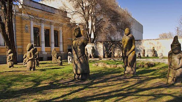 Коллекция каменных баб Днепропетровского исторического музея пополнилась новыми экспонатами - рис. 1