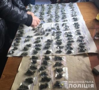 На Днепропетровщине правоохранители изъяли 750 пакетиков с расфасованной марихуаной На Днепропетровщине правоохранители изъяли 750 пакетиков с расфасованной марихуаной