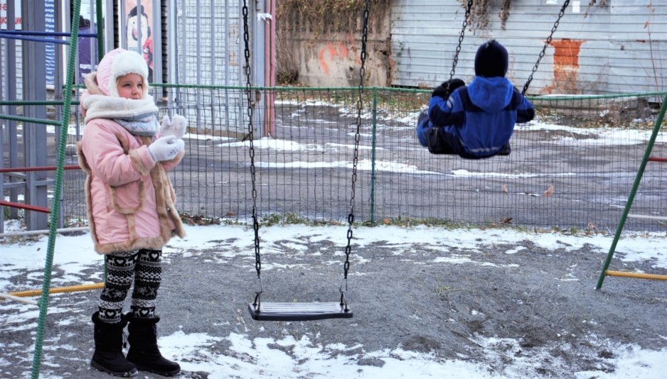 В Днепре жители дома взбунтовались против ограждения на детской площадке - рис. 27