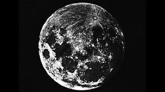 2 января — первая фотосъёмка Луны - рис. 1