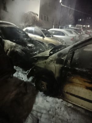 На стоянке в Каменском сгорело несколько автомобилей - рис. 1