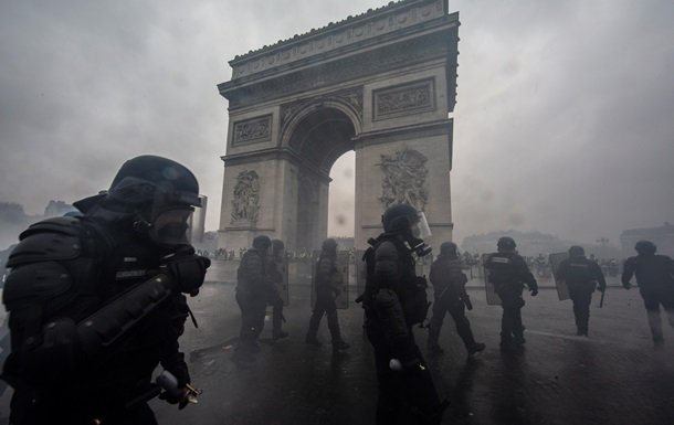 В сети появилось видео штурма Триумфальной арки в Париже - рис. 1
