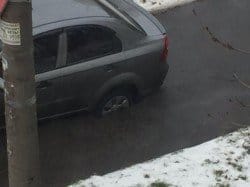 В центре Днепра машины проваливаются в яму: водителям предлагают «напихать веточек» - рис. 10