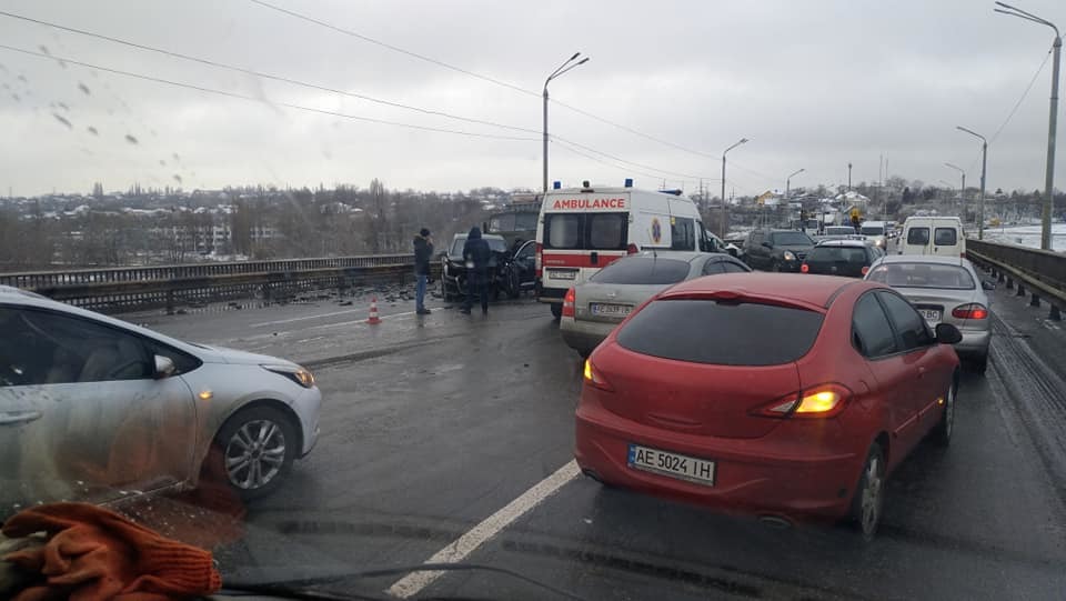 На Южном мосту в Днепре произошло ДТП - рис. 3