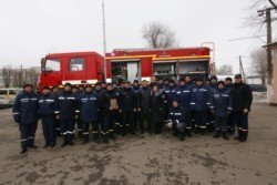 Спасателям Петриковки передали современный пожарный автомобиль - рис. 11