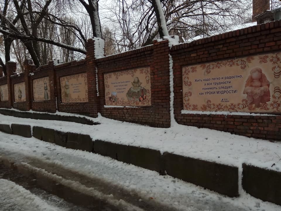 Неизвестный художник украшает Днепр Петриковской росписью - рис. 2