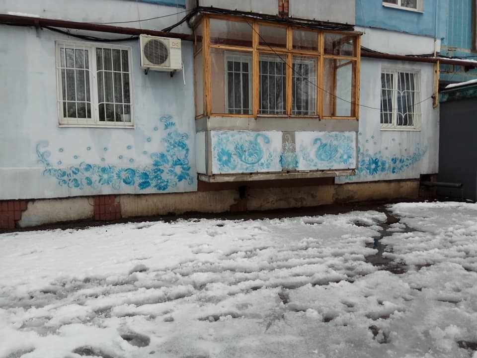 Неизвестный художник украшает Днепр Петриковской росписью - рис. 4