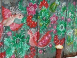 Неизвестный художник украшает Днепр Петриковской росписью - рис. 10