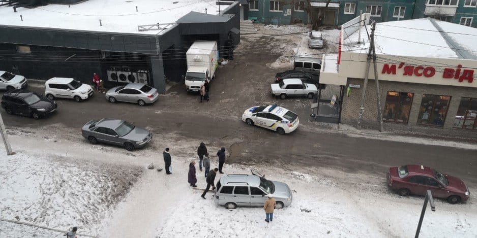 В Днепре автолюбители паркуются на территории нового сквера - рис. 2