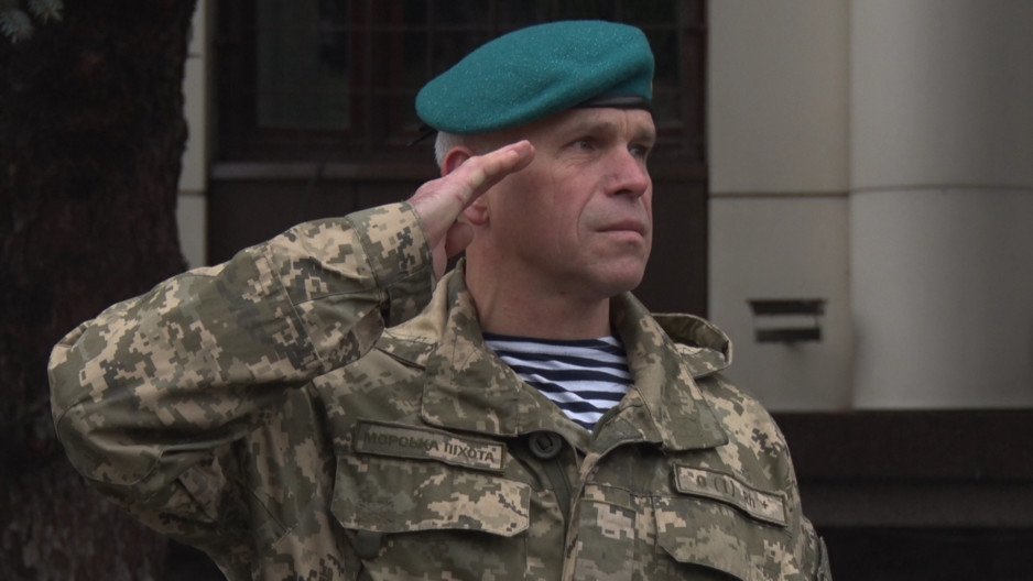 В Днепре подняли флаг в поддержку пленных украинских моряков - рис. 3