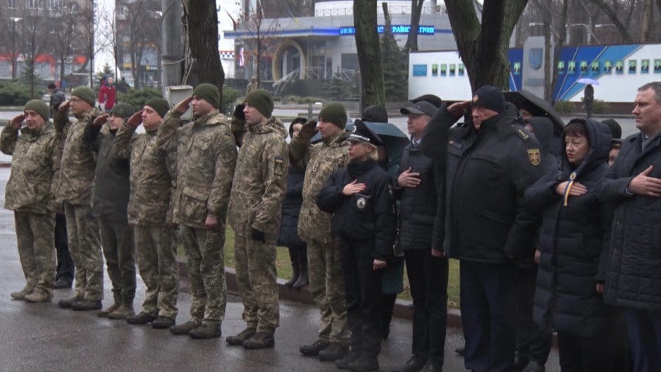 В Днепре подняли флаг в поддержку пленных украинских моряков - рис. 2