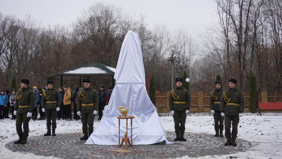 В Днепре на территории храма открыли монумент, посвящённый погибшим воинам АТО - рис. 1