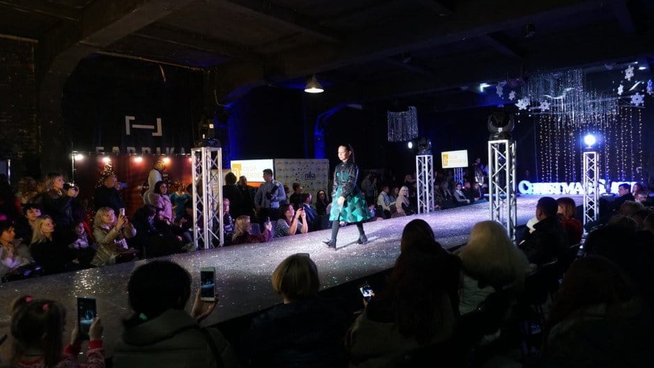 Яркие наряды и необычные сочетания: второй день Dnipro Fashion Days Christmas Show - рис. 1