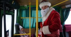 В маршрутке Днепра Дед Мороз поздравлял детей с Рождеством и дарил подарки - рис. 16