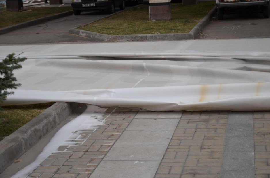 В центре Днепра упал огромный баннер «УКРОПа» - рис. 3