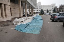 В центре Днепра упал огромный баннер «УКРОПа» - рис. 11