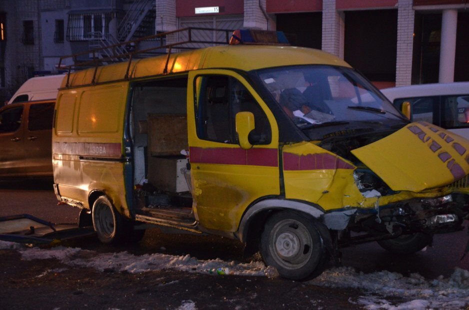 ДТП на улице Конисского в Днепре: «ВАЗ» столкнулся с автомобилем Днепрогаза и врезался в жилой дом - рис. 1