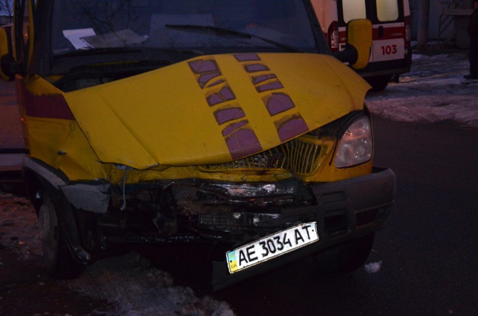 ДТП на улице Конисского в Днепре: «ВАЗ» столкнулся с автомобилем Днепрогаза и врезался в жилой дом - рис. 2