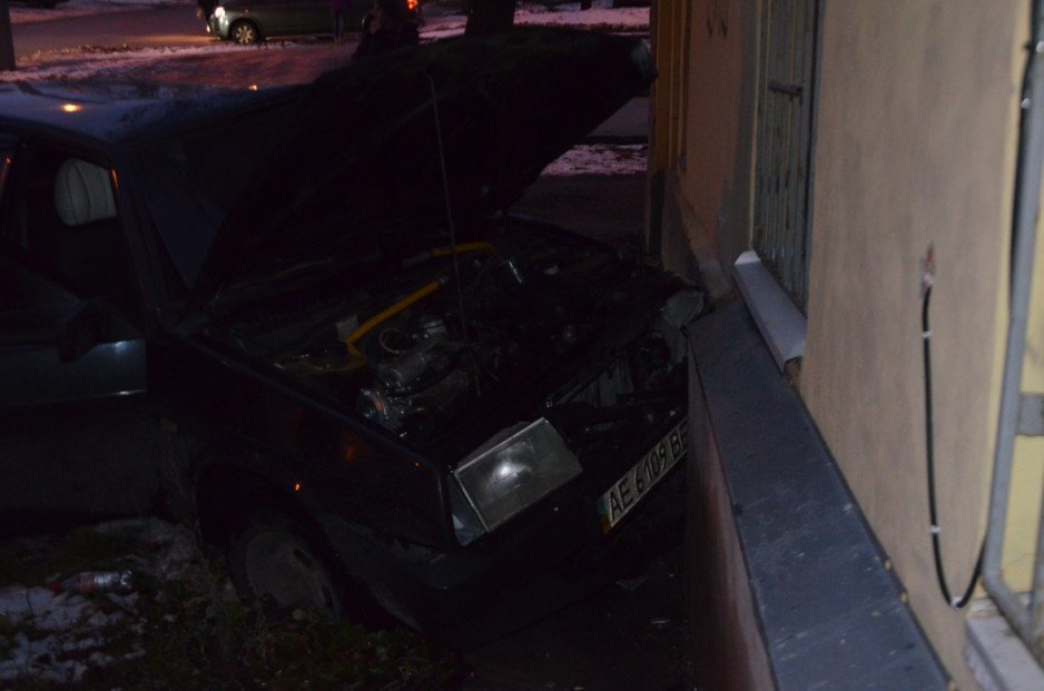 ДТП на улице Конисского в Днепре: «ВАЗ» столкнулся с автомобилем Днепрогаза и врезался в жилой дом - рис. 4