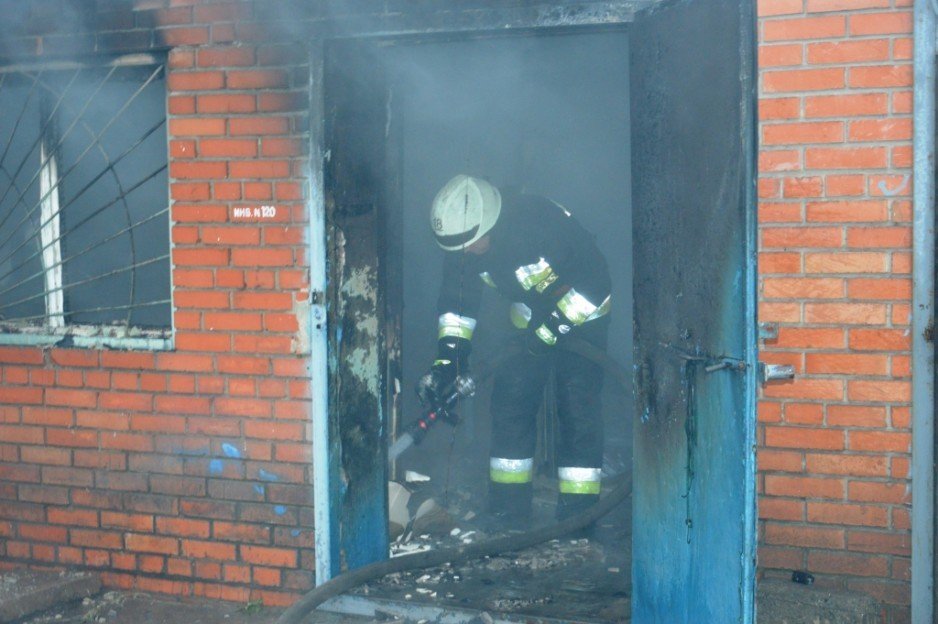 В Днепре произошел пожар: горело здание на Донецком шоссе - рис. 1